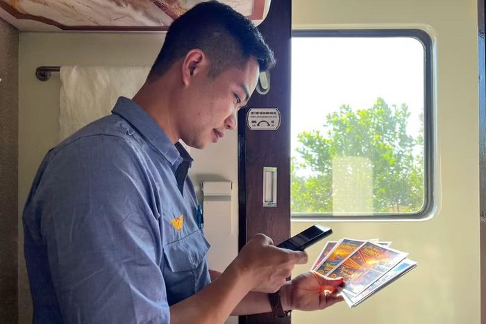 Chỉ với thao tác quét mã QR là có thể thưởng thức các tác phẩm văn học nghệ thuật.