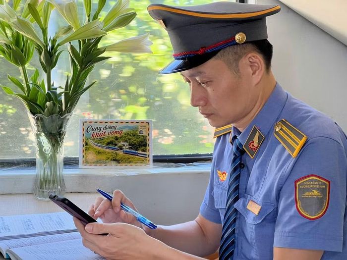 Góc làm việc của Trưởng tàu SE1 Lê Xuân Quyết với tấm bưu thiếp bên ô cửa.