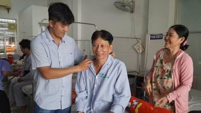Ông Phạm Văn Nuôi và gia đình phấn khởi sau khi điều trị hiệu quả thoát vị đĩa đệm.