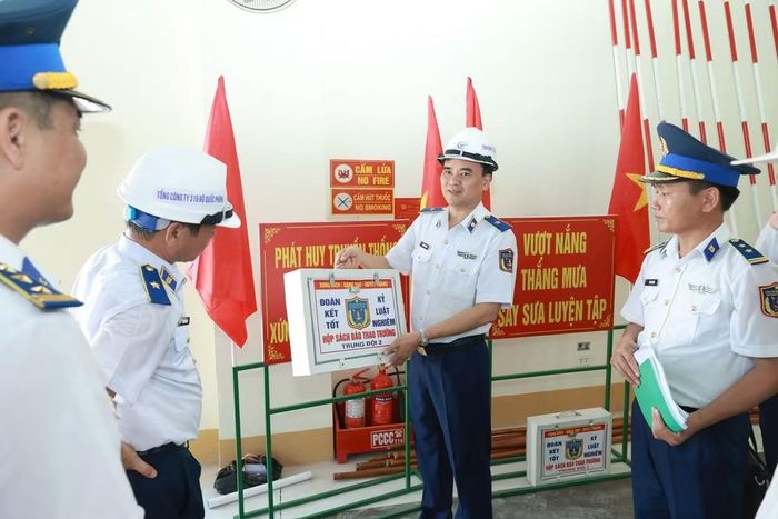 Thiếu tướng Trần Văn Lượng kiểm tra mô hình học cụ và hoạt động công tác Đảng, công tác chính trị phục vụ đào tạo hạ sĩ quan, chỉ huy.
