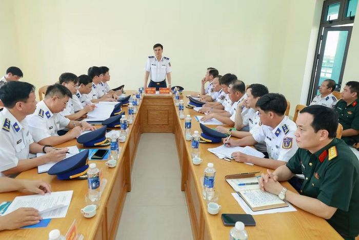 Thiếu tướng Trần Văn Lượng, Phó Tư lệnh, Tham mưu trưởng Cảnh sát biển Việt Nam quán triệt nội dung kiểm tra.