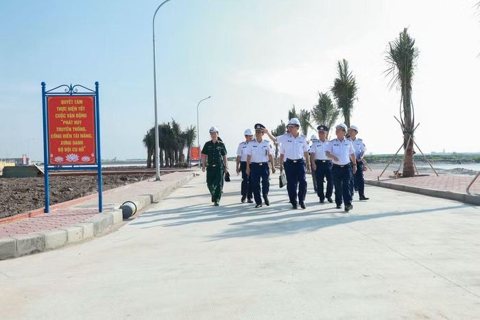 Đoàn công tác kiểm tra tiến độ xây dựng doanh trại của Trung tâm huấn luyện thực hành số 1.