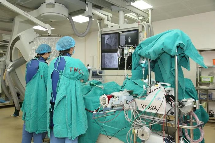 Bệnh nhân đang chụp mạch vành và can thiệp đặt stent.