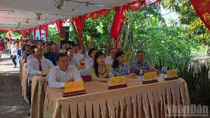 Các đại biểu dự buổi lễ.
