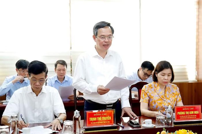 Giám đốc Sở Giáo dục và Đào tạo Trịnh Thế Truyền báo cáo công tác chuẩn bị tổ chức kỳ thi.