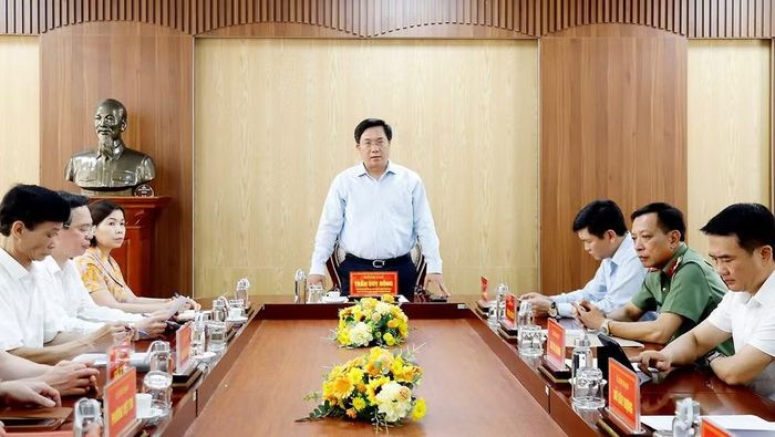 Chủ tịch Ủy ban nhân dân tỉnh Trần Duy Đông chỉ đạo các sở, ngành chuẩn bị tốt cho kỳ thi.