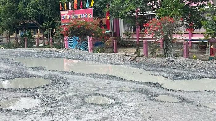 Đoạn đường dẫn vào trường mầm non bị hư và ứ nước nghiêm trọng.