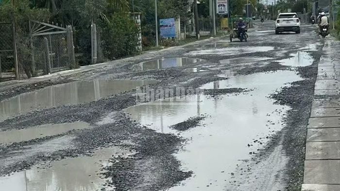 Người dân tha thiết đề nghị sớm khắc phục đoạn đường hư.
