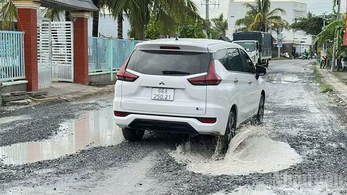 Phương tiện giao thông gặp nhiều khó khăn, nguy hiểm khi qua đoạn đường hư.