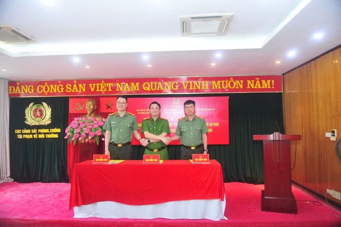 Đại diện lãnh đạo Cục các đơn vị nghiệp vụ của Bộ Công an thực hiện ký kết Kế hoạch.