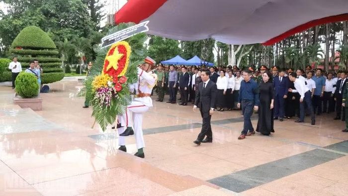 Thượng tướng Nguyễn Doãn Anh, Phó Chủ tịch Quốc hội dâng hoa tưởng nhớ và tri ân sâu sắc công lao to lớn của các anh hùng liệt sĩ.