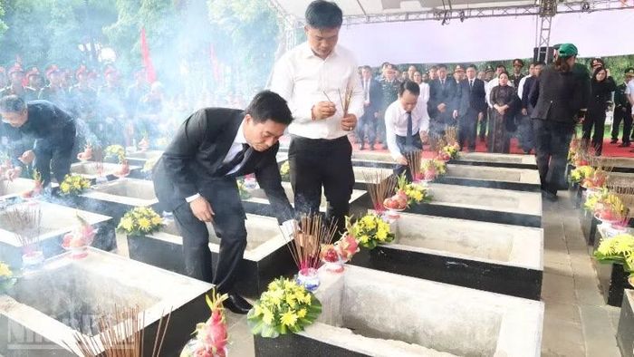 Thượng tướng Nguyễn Doãn Anh, Phó Chủ tịch Quốc hội và các đại biểu thắp hương lên các phần mộ của các anh hùng liệt sĩ.