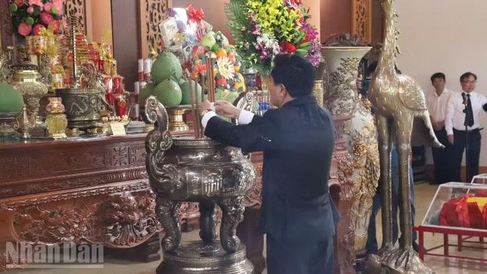Thượng tướng Nguyễn Doãn Anh, Phó Chủ tịch Quốc hội thành kính dâng hương tưởng nhớ và tri ân sâu sắc công lao to lớn của Chủ tịch Hồ Chí Minh và các anh hùng liệt sĩ.