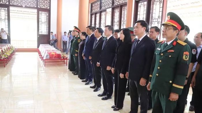 Tại Đền thờ Chủ tịch Hồ Chí Minh, Đại tướng Võ Nguyên Giáp và các anh hùng liệt sĩ, Thượng tướng Nguyễn Doãn Anh, Phó Chủ tịch Quốc hội và các đồng chí lãnh đạo tỉnh Đắk Lắk, các đại biểu đã thành kính dâng hương tưởng nhớ và tri ân sâu sắc công lao to lớn của Chủ tịch Hồ Chí Minh và các anh hùng liệt sĩ đã anh dũng chiến đấu, hy sinh vì độc lập, tự do của Tổ quốc và nghĩa vụ quốc tế cao cả.