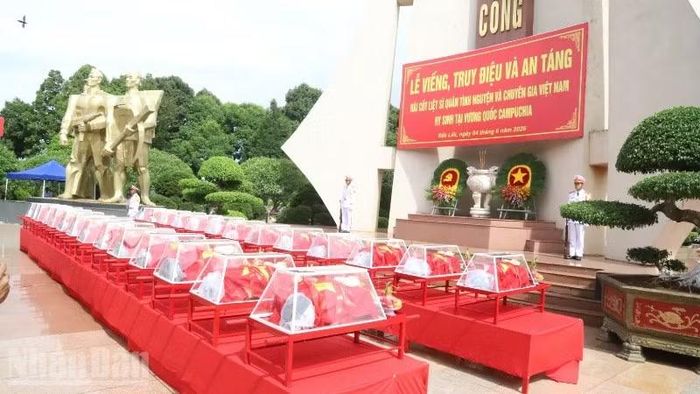 27 hài cốt liệt sĩ quân tình nguyện và chuyên gia của Việt Nam hy sinh trên địa bàn tỉnh Mondulkiri - Vương quốc Campuchia được cán bộ, chiến sĩ Đội K51, Bộ Chỉ huy Quân sự tỉnh Đắk Lắk tổ chức tìm kiếm, cất bốc và hồi hương về nước trong mùa khô 2025-2026.