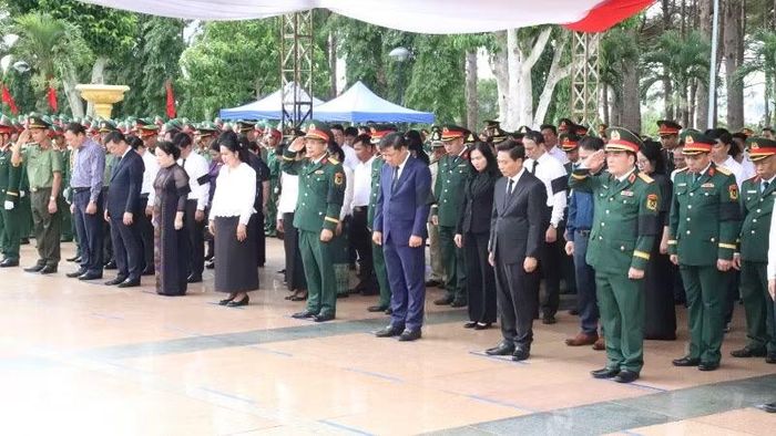 Thượng tướng Nguyễn Doãn Anh, Phó Chủ tịch Quốc hội và các đại biểu dành phút mặc niệm tưởng nhớ công lao to lớn của các anh hùng liệt sĩ.