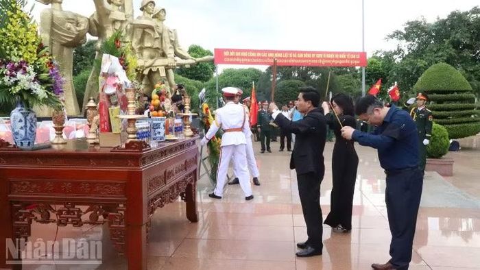 Thượng tướng Nguyễn Doãn Anh, Phó Chủ tịch Quốc hội và các đại biểu dâng hương tưởng nhớ và tri ân sâu sắc công lao to lớn của các anh hùng liệt sĩ.