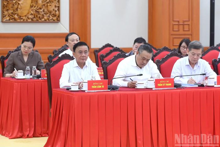 Đồng chí Trần Cẩm Tú, Ủy viên Bộ Chính trị, Thường trực Ban Bí thư và các lãnh đạo dự cuộc làm việc.