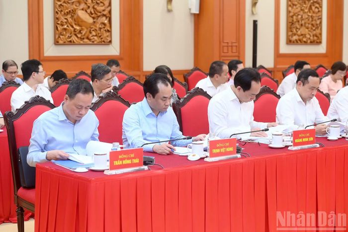 Các đại biểu tham dự cuộc làm việc.