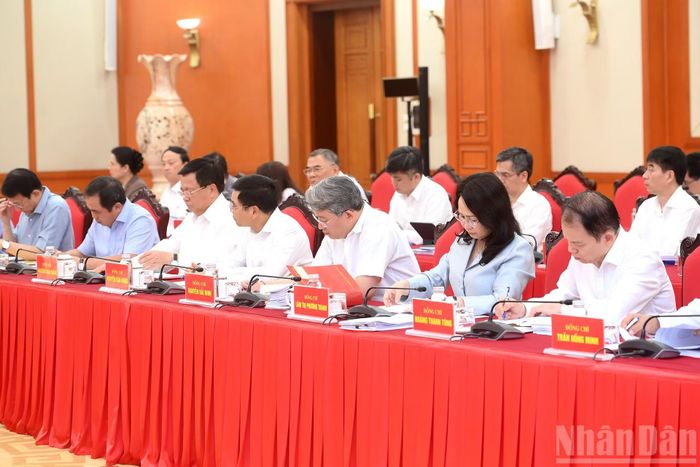 Các đại biểu tham dự cuộc làm việc.