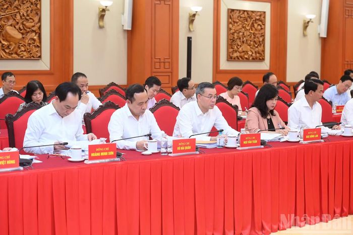 Các đại biểu tham dự cuộc làm việc.