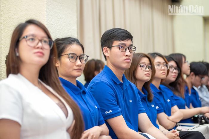 Sự tập trung của các bạn sinh viên khi nghe về phong cách ngoại giao khéo léo của Bác trước báo chí phương Tây.