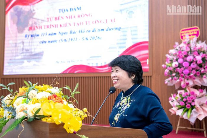 Bà Nguyễn Thúy Anh, Chủ tịch Hội Hữu nghị Việt Nam - Pháp, phát biểu khai mạc, nhấn mạnh ý nghĩa lịch sử từ hành trình tìm đường cứu nước của Người.