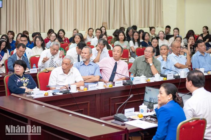 Các đại biểu cùng thảo luận về nghệ thuật chinh phục lòng người của Chủ tịch Hồ Chí Minh.
