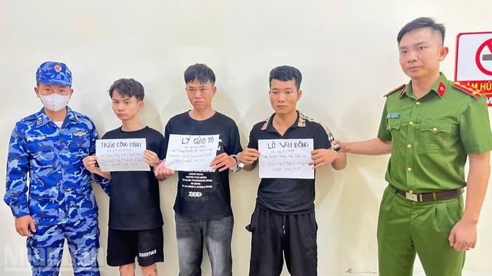 Các đối tượng bị lực lượng chức năng bắt giữ tại khu vực ven biển phường Nam Đồ Sơn.