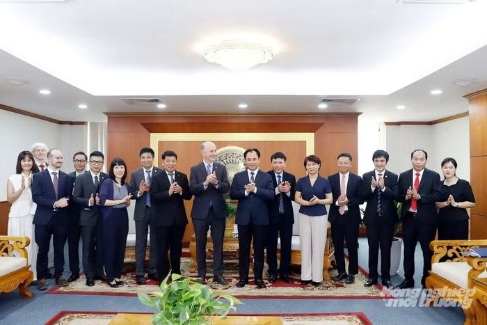 Bộ trưởng Trịnh Việt Hùng và ông Carter Roberts, Chủ tịch kiêm Tổng Giám đốc điều hành WWF tại Hoa Kỳ chụp ảnh lưu niệm cùng đoàn công tác. (Ảnh: Khương Trung)