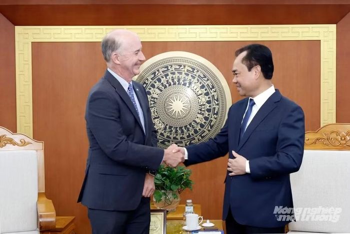 Bộ Nông nghiệp và Môi trường Việt Nam và WWF thống nhất thiết lập cơ chế liên lạc thường xuyên thông qua Văn phòng WWF Việt Nam nhằm trao đổi thông tin, chia sẻ kinh nghiệm và phối hợp xử lý các vấn đề phát sinh. (Ảnh: Khương Trung)