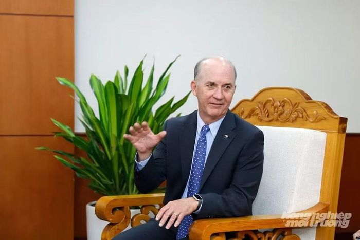 Ông Carter Roberts, Chủ tịch kiêm Tổng Giám đốc Điều hành WWF tại Hoa Kỳ thông tin, WWF là mạng lưới tổ chức bảo tồn quốc tế lớn nhất thế giới, hiện hoạt động tại 100 quốc gia và nhận được sự ủng hộ của hơn 5 triệu thành viên trên toàn cầu. (Ảnh: Khương Trung)
