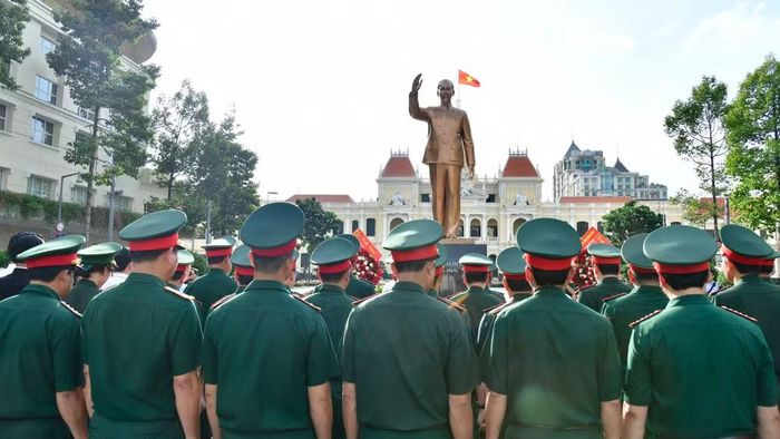 Quang cảnh chương trình dâng hoa trước tượng đài Chủ tịch Hồ Chí Minh.