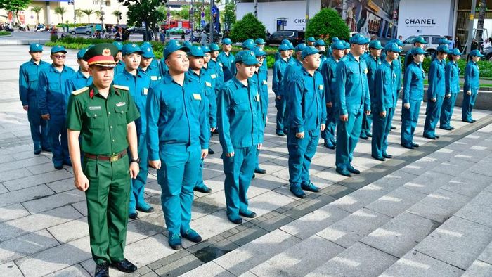 Chiến sĩ Dân quân tự vệ tham gia dâng hoa Chủ tịch Hồ Chí Minh.