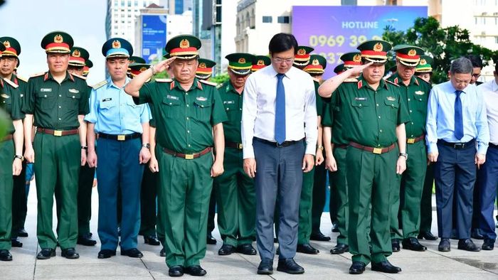 Các đại biểu mặc niệm tưởng nhớ Chủ tịch Hồ Chí Minh.