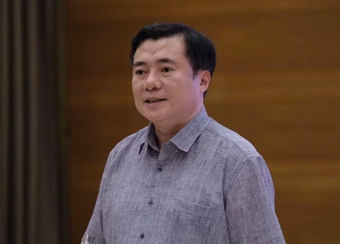 Thứ trưởng Nguyễn Sinh Nhật Tân trả lời tại buổi họp báo Chính phủ chiều 3/6. (Ảnh: THANH GIANG)
