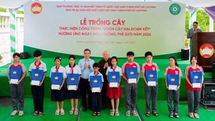 Đồng chí Nguyễn Phước Lộc, Hòa thượng Thích Lệ Trang trao học bổng cho các em học sinh.