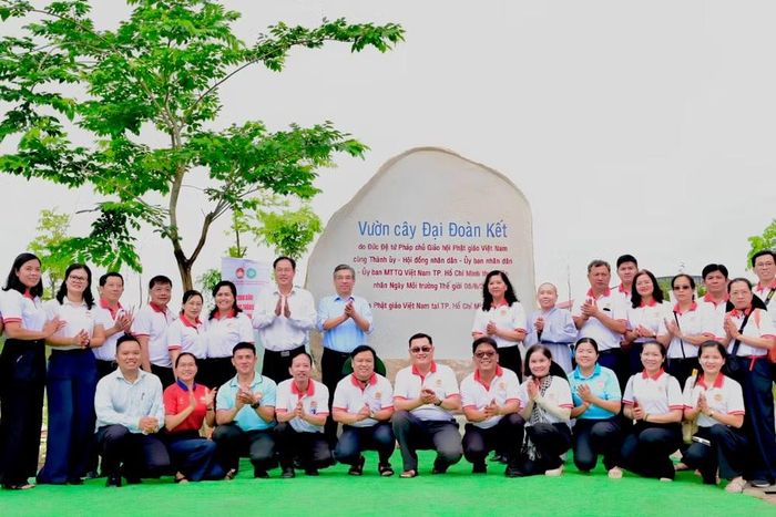 Đồng chí Nguyễn Phước Lộc cùng các đại biểu bên "Vườn cây đại đoàn kết".
