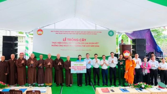 Đồng chí Nguyễn Phước Lộc, Hòa thượng Thích Lệ Trang cùng các đại biểu trao bảng tượng trưng công trình cho đại diện lãnh đạo xã Bình Lợi.