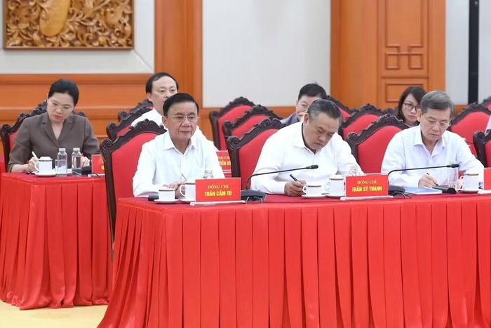 Đồng chí Trần Cẩm Tú, Ủy viên Bộ Chính trị, Thường trực Ban Bí thư và các đồng chí lãnh đạo dự cuộc làm việc. (Ảnh: ĐĂNG KHOA)