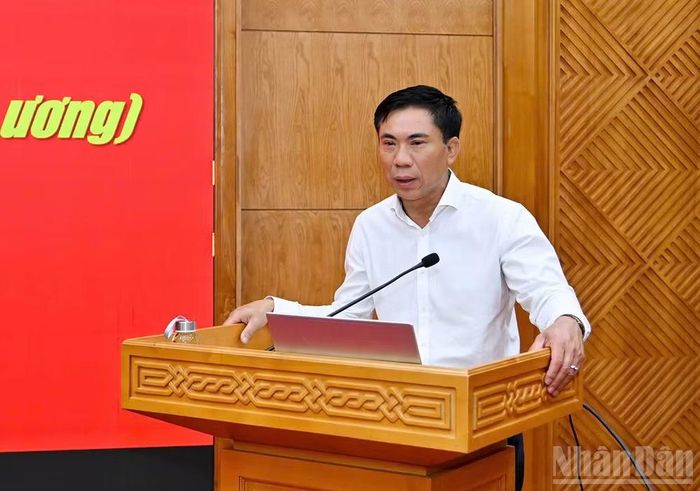 Đồng chí Đoàn Văn Báu, Vụ trưởng Vụ Lý luận chính trị, Ban Tuyên giáo và Dân vận Trung ương trình chuyên đề về “Quy định số 19- QĐ/TW, ngày 08/4/2026 của Ban Chấp hành Trung ương về công tác chính trị, tư tưởng trong Đảng”. (Ảnh: THỦY NGUYÊN)