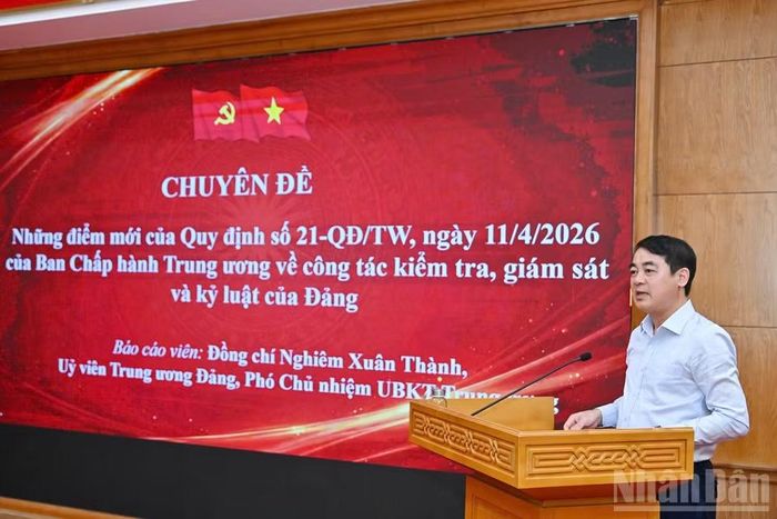Đồng chí Nghiêm Xuân Thành, Ủy viên Trung ương Đảng, Phó Chủ nhiệm Ủy ban Kiểm tra Trung ương trình bày chuyên đề về công tác kiểm tra của Đảng. (Ảnh: THỦY NGUYÊN)