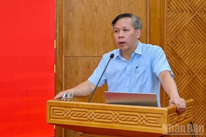 Đồng chí Trần Anh Trường, Vụ trưởng Vụ Tổ chức-Điều lệ, Ban Tổ chức Trung ương trình bày các chuyên đề tại hội nghị. (Ảnh: THỦY NGUYÊN)
