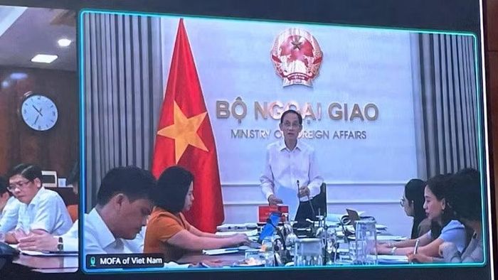 Đồng chí Ủy viên Bộ Chính trị, Bộ trưởng Ngoại giao Lê Hoài Trung, Trưởng Đoàn kiểm tra, giám sát số 21 phát biểu kết luận hội nghị.