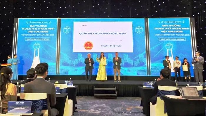 Đồng chí Ủy viên Bộ Chính trị Lê Hoài Trung đánh giá cao những kết quả nổi bật trong phát triển kinh tế-xã hội của thành phố. (Trong ảnh: Huế được vinh danh Giải thưởng Thành phố Thông minh Việt Nam 2025 ở lĩnh vực “Quản trị, điều hành thông minh”).