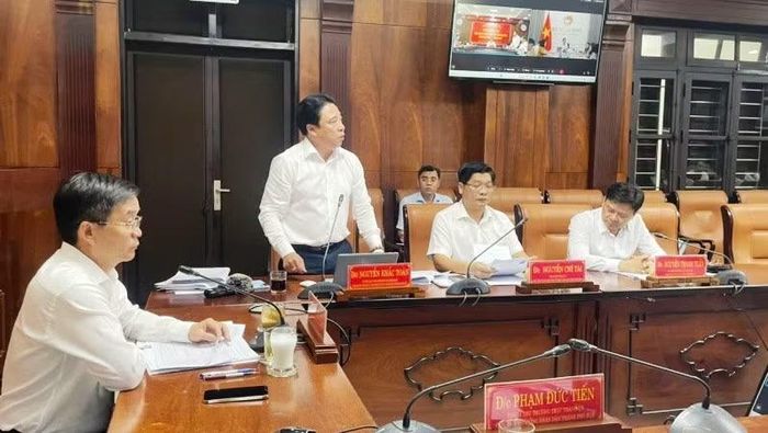 Đồng chí Ủy viên Trung ương Đảng, Phó Bí thư Thành ủy, Chủ tịch Ủy ban nhân dân thành phố Nguyễn Khắc Toàn phát biểu tại hội nghị.