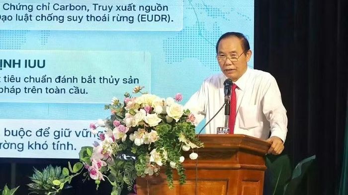 Ông Phùng Đức Tiến, nguyên Thứ trưởng Bộ Nông nghiệp và Môi trường phát biểu tại hội thảo.