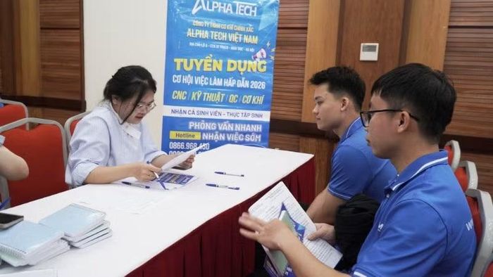 Nhà tuyển dụng trao đổi với sinh viên ngành cơ khí về nhu cầu nhân lực kỹ thuật.