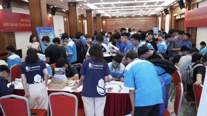 Ngày hội việc làm HCEM 2026 thu hút đông đảo sinh viên các ngành kỹ thuật tham gia.