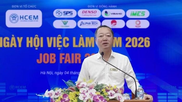 Ông Đồng Văn Ngọc, Hiệu trưởng Trường cao đẳng Cơ điện Hà Nội phát biểu tại Ngày hội việc làm HCEM 2026.